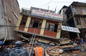 Soccorritori valutano i danni causati dal terremoto - Katmandu, Nepal, 26 aprile 2015 (PRAKASH MATHEMA/AFP/Getty Images)