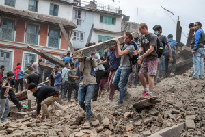 Lo sgombero delle macerie tra gli edifici crollati in piazza Basantapur Durbar - Katmandu, Nepal, 25 aprile 2015 (Omar Havana/Getty Images)